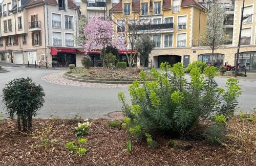 Les Perroquets Apartment | Studio Spacieux 4 Personnes avec Terrasse privée & Bureau - Gare à 4min, Paris en 30min