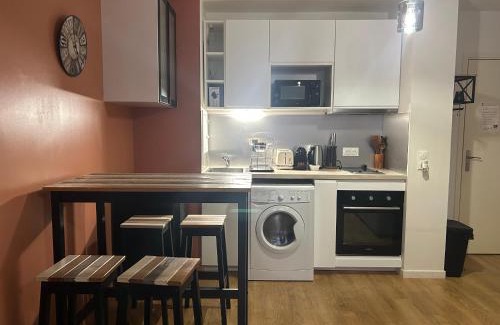 Les Perroquets Apartment | Studio Spacieux 4 Personnes avec Terrasse privée & Bureau - Gare à 4min, Paris en 30min