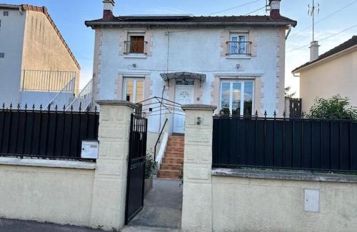 Pierrefitte-sur-Seine Apartment | Studio very close to ligne 13 tram 5 Saint-Denis