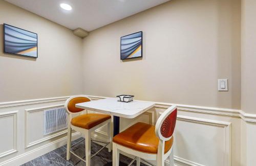 Holyoke Apartment | Studio - Victory Residence