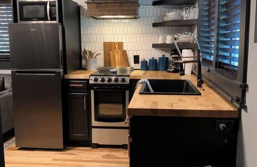 Bentonville House | Studio w/Deck (Private)