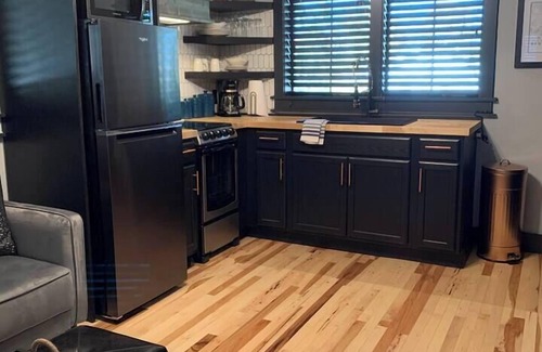 Bentonville House | Studio w/Deck (Private)