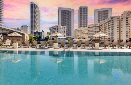 Hallandale Beach Apartment | Studio w/Infinite Views & Pool - Near Beach