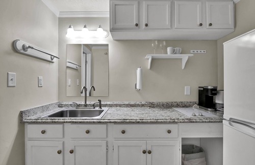 Airlie Condo | Studio w/Marina Views & Pool! Walk to Waterfront Dining!