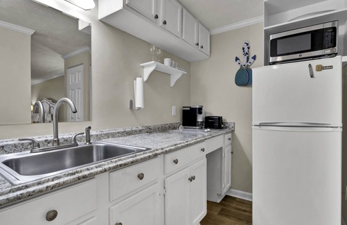 Airlie Condo | Studio w/Marina Views & Pool! Walk to Waterfront Dining!