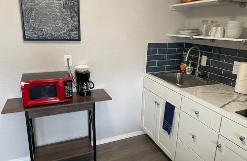 University Heights Apartment | Studio Wbalcony-nob Hill, Unmh, Pres Hosp