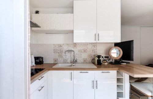 La Celle-sous-Gouzon Apartment | Studio Wilson - Centre Ville - Terrasse & Parking