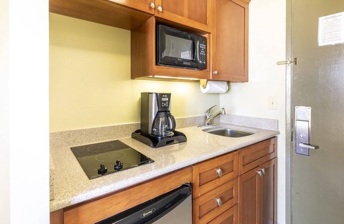 Waikiki Hotel | Studio with 2 Twins & Kitchenette | Pool Access | Near Waikiki Beach