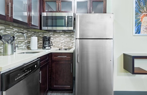Seybold Apartment | Studio with FREE Airport Shuttle to MIA | Complimentary Breakfast + Pool Access