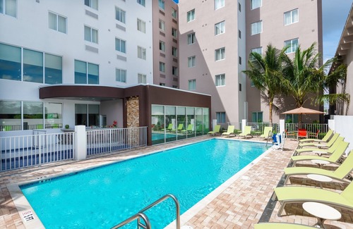 Seybold Apartment | Studio with FREE Airport Shuttle to MIA | Complimentary Breakfast + Pool Access