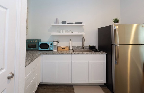Goose Creek Apartment | Studio with Hot Tub 20 min to Downtown and Beaches