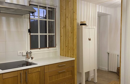 Figanieres Apartment | Studio with Jacuzzi in charming property