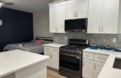 East Side Apartment | Studio with king bed full kitchen walking to Kroger and bus East ATL Village