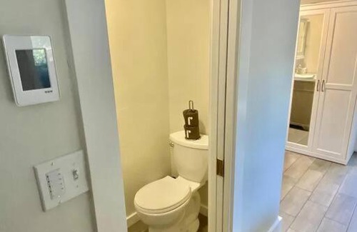 Ashland Apartment | Studio with King-Size Bed