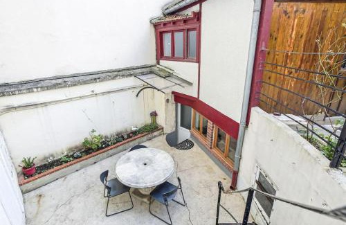 Passy Apartment | Studio with Little Garden-Terrace at Trocadero