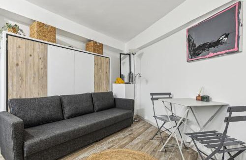 Passy Apartment | Studio with Little Garden-Terrace at Trocadero