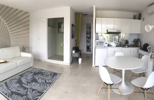 La Croix des Gardes Apartment | Studio with terrace, park, swimming pool, tennis court and sea 800m away