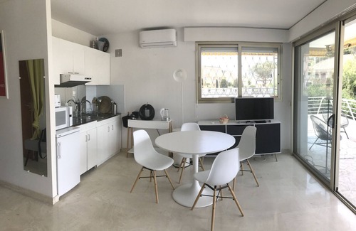 La Croix des Gardes Apartment | Studio with terrace, park, swimming pool, tennis court and sea 800m away