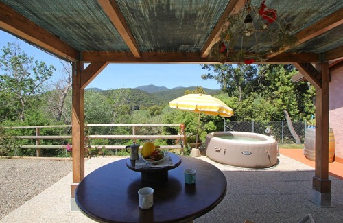 Castiglione della Pescaia House | Stunning private villa for 3 people with A/C, hot tub, TV, veranda, pets allowed and panoramic v.
