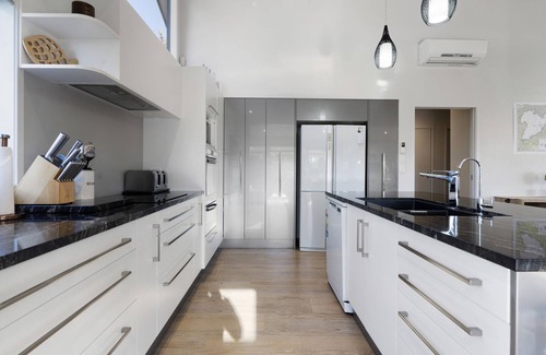 Wharewaka House | Stunner on Stanley - Wharewaka Holiday Home