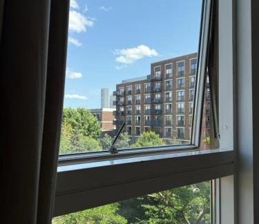 Rotherhithe Apartment | Stunnin 2BR , 2BA Flat Canada Water, private parking