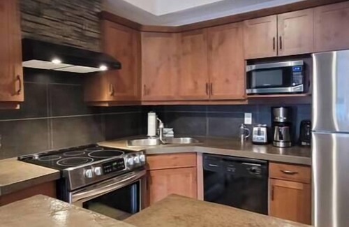 East Kootenay Condo | Stunning 1 BDRM Condo / Modern Décor / Air Con
