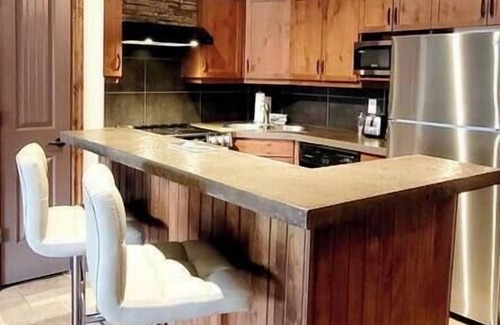 East Kootenay Condo | Stunning 1 BDRM Condo / Modern Décor / Air Con