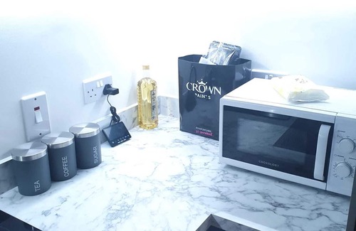 Newham Apartment | Stunning 1 bed apartment with a front yard terrace!
