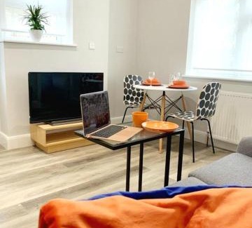 Ewell Apartment | Stunning 1-bedroom annexe flat with own entrance near London