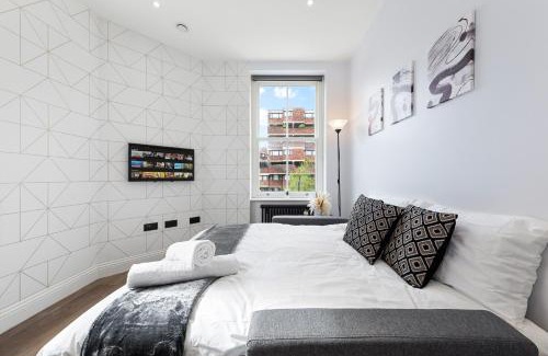 Pimlico Apartment | Stunning 1 bedroom in Westminster with AC sleeps 4