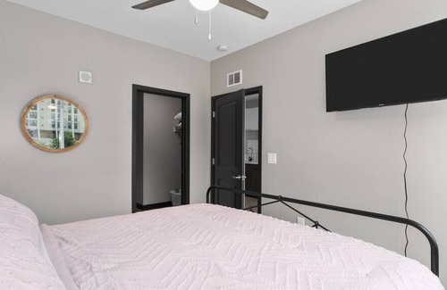 Downtown Kansas City Apartment | Stunning 1 Bedroom KING Downtown KC w/ GYM on Main