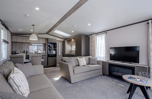 Blackford House | Stunning 13ft-wide holiday home with one double with en-suite shower and one twin.