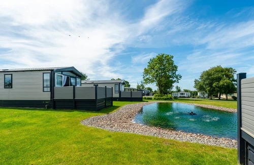 Blackford House | Stunning 13ft-wide holiday home with one double with en-suite shower and one twin.
