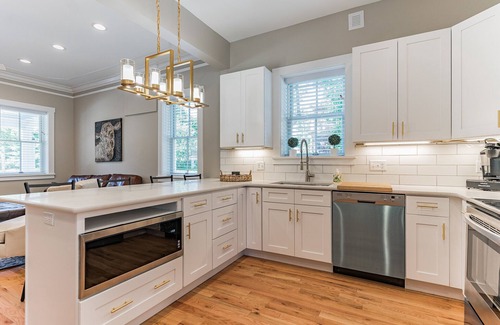 St. Charles Historic District House | Stunning 1890's Home - Sleeps 8!