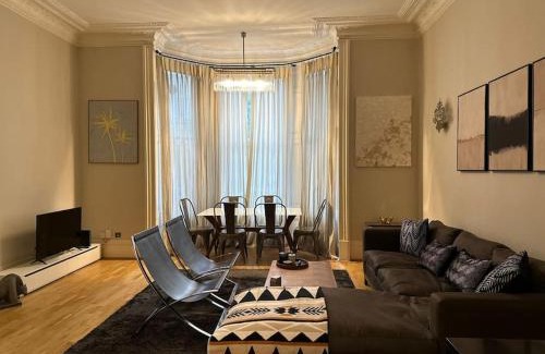 Kensington Apartment | Stunning 2 bed/2bath flat in heart of Kensington