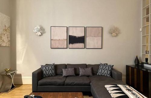 Kensington Apartment | Stunning 2 bed/2bath flat in heart of Kensington