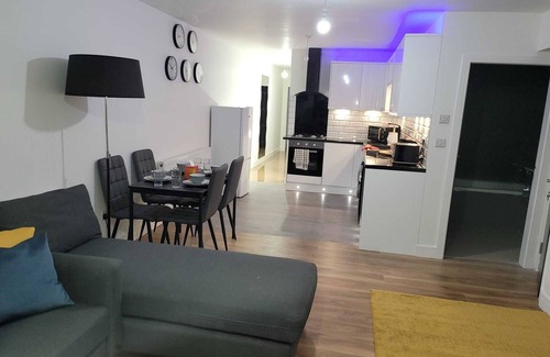 Belle Vue Apartment | Stunning 2-Bed Apartment in Manchester Built 2023