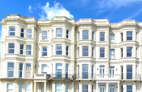 Worthing Apartment | Stunning 2 Bed Apartment on the beach by Urban Roost