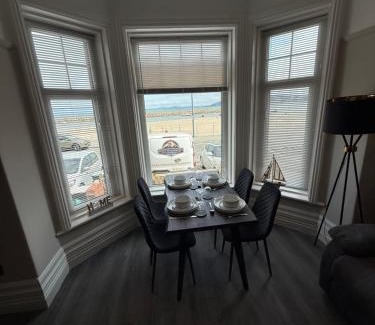 Rhos on Sea Apartment | Stunning 2 Bedroom Ground Floor Sea View Apartment