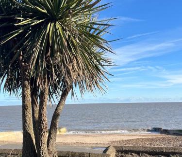 Felixstowe Apartment | Stunning 2 bedroom flat for 5 people overlooking the sea 2A