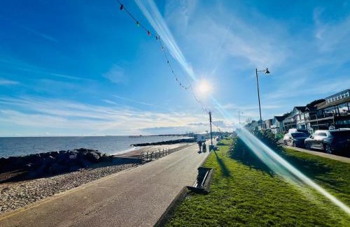 Felixstowe Apartment | Stunning 2 bedroom flat for 5 people overlooking the sea 2A