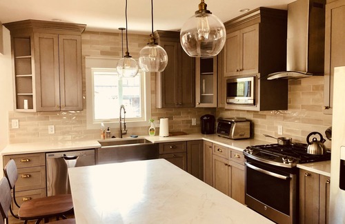 Woodstock House | Stunning 2 bedroom on gated property — 10 minute walk to downtown Woodstock!