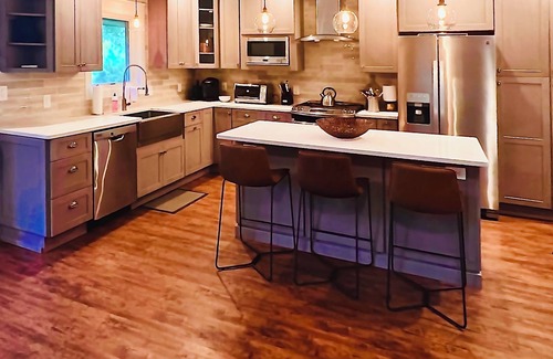 Woodstock House | Stunning 2 bedroom on gated property — 10 minute walk to downtown Woodstock!
