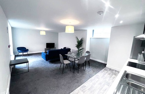 Salford Apartment | Stunning 2-BR near Salford Royal Free Parking