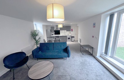 Salford Apartment | Stunning 2-BR near Salford Royal Free Parking