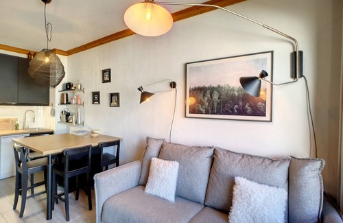 Les Bruyeres Apartment | Stunning 2-room apt, sleeps 4, balcony, ski-in/ski-out, WiFi
