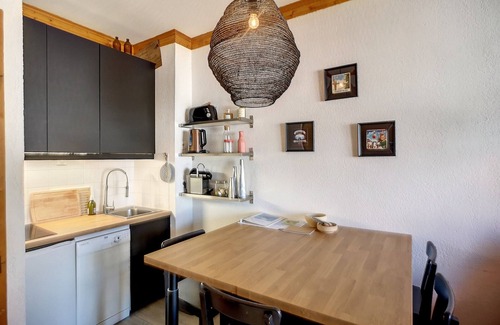 Les Bruyeres Apartment | Stunning 2-room apt, sleeps 4, balcony, ski-in/ski-out, WiFi