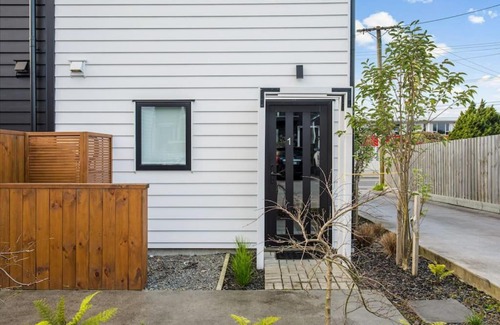 Kelston House | Stunning 2BR in Kelston - WIFI - Carpark