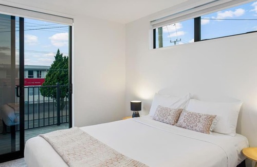 Kelston House | Stunning 2BR in Kelston - WIFI - Carpark