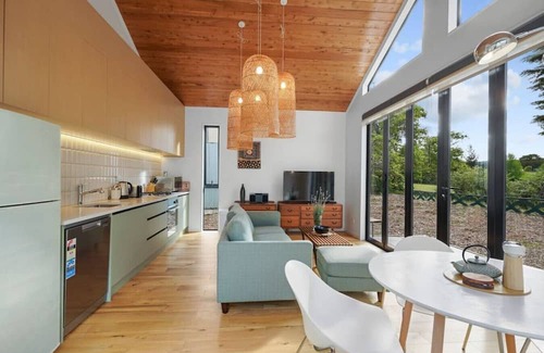 Henderson Valley House | Stunning 2BR Retreat in Tranquil Henderson | WIFI